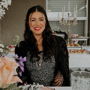 MEET YOUR POSHER KARLA VIANEY